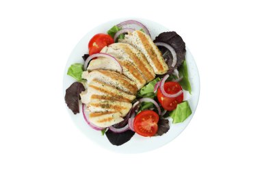 Beyaz arka planda ızgara tavuklu salata.