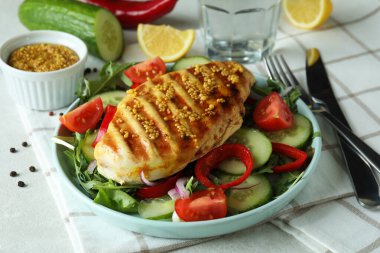 Beyaz desenli masada kızarmış tavuklu salata.