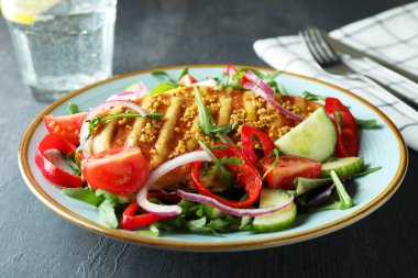 Lezzetli yemek kavramı salata ile ızgara tavuk ve koyu dokulu masa.