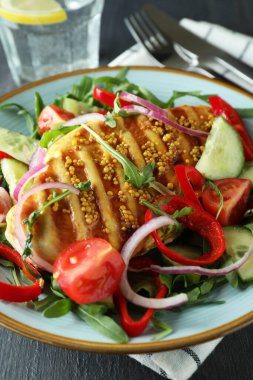 Izgara tavuklu salata ile lezzetli yemek kavramı, yakın plan.