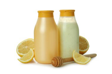 Duş jeli, limon ve dipper beyaz arka planda izole