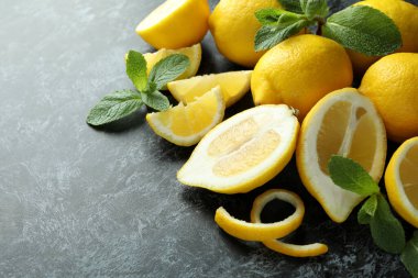 Siyah Smokey arkaplan üzerinde olgun limonlar, metin için boşluk