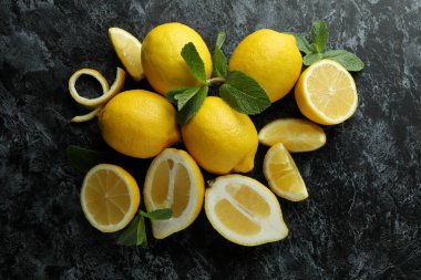 Siyah dumanlı arka planda olgun limonlar, üst görünüm