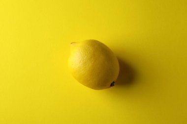 Sarı arka planda olgun limon, üst manzara