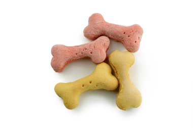 Beyaz arkaplanda kuru hayvan beslemesi izole edildi