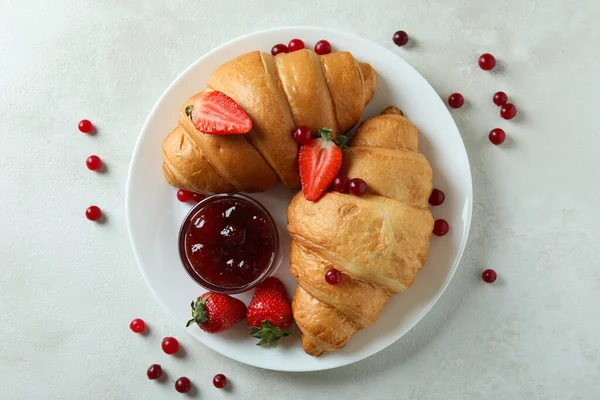 Konzept Des Leckeren Frühstücks Mit Croissants Auf Weißem Tisch — Stockfoto