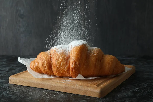 Brädan Med Croissant Och Socker Pulver Mörk Bakgrund — Stockfoto