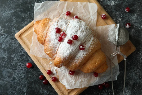 Begreppet God Mat Med Croissant Mörk Bakgrund — Stockfoto