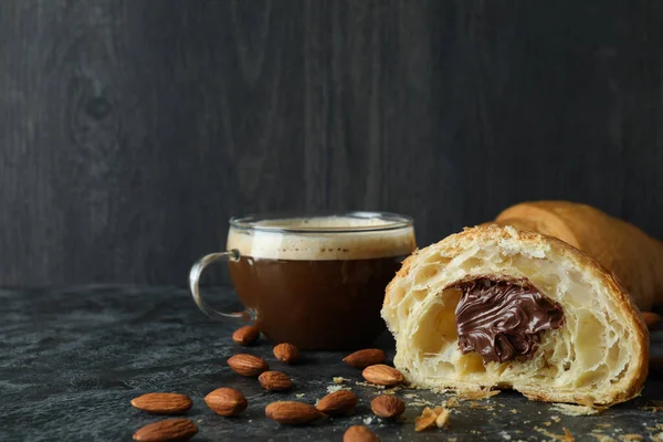 Konzept Des Leckeren Frühstücks Mit Croissant Mit Schokolade Auf Dunklem — Stockfoto