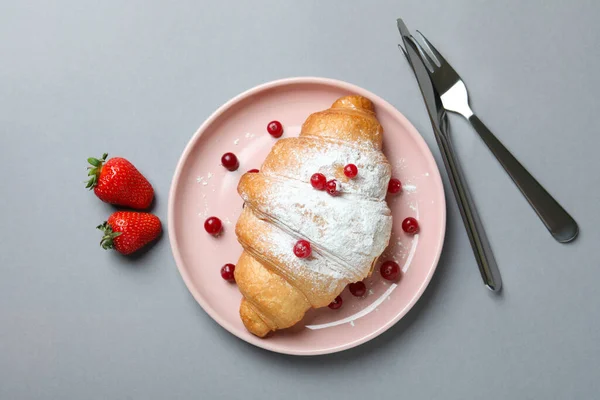 Begreppet God Frukost Med Croissant Grå Bakgrund — Stockfoto