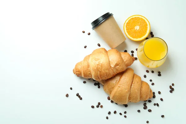 Concept Petit Déjeuner Savoureux Avec Croissants Sur Fond Blanc — Photo