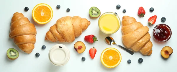 Concept Petit Déjeuner Savoureux Avec Croissants Sur Fond Blanc — Photo