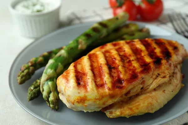 Concepto Sabroso Comer Con Carne Pollo Parrilla Mesa Textura Blanca — Foto de Stock