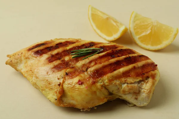 Daging Ayam Panggang Dan Lemon Latar Belakang Beige — Stok Foto
