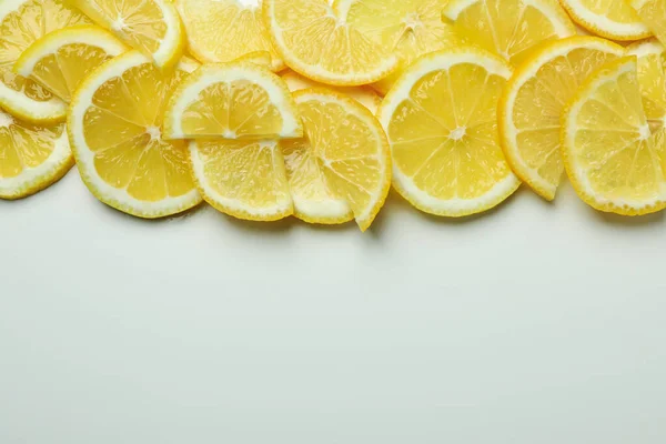 Tranches Citron Mûres Sur Fond Blanc Espace Pour Texte — Photo