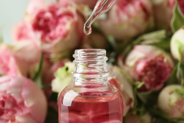Olejek Eteryczny Rose Spadający Kroplomierza Butelki — Zdjęcie stockowe