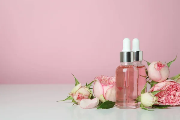 Hautpflegekonzept Mit Ätherischem Rosenöl Auf Rosa Hintergrund — Stockfoto