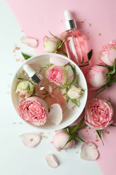 İki ton arkaplanda gül yağı içeren cilt bakımı kavramı