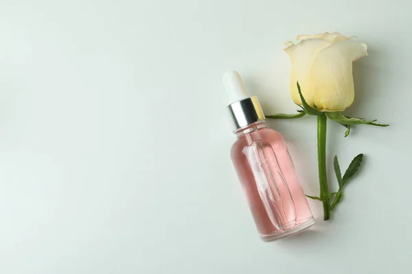 Ätherisches Rosenöl Und Rose Auf Weißem Hintergrund — Stockfoto