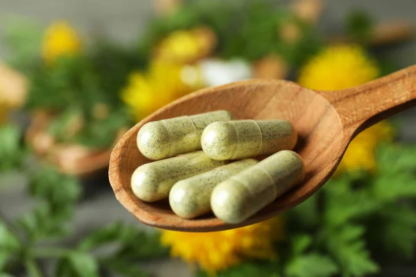 Colher Com Pílulas Ervas Medicinais Perto — Fotografia de Stock