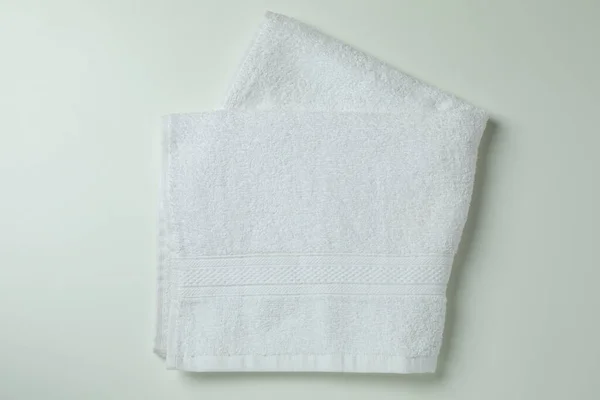 白い背景にきれいな折り畳まれたタオル トップビュー — ストック写真