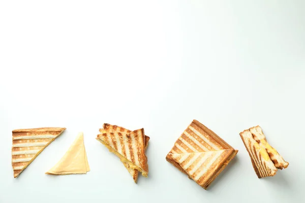 Gegrilde Broodjes Met Kaas Witte Achtergrond — Stockfoto