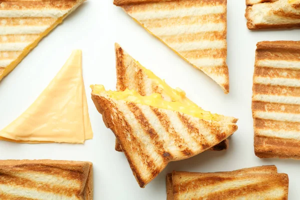 Beyaz arka planda peynirli ızgara sandviç.