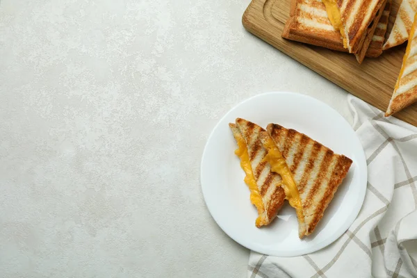 Концепция Вкусной Еды Жареными Бутербродами Белом Текстурированном Столе — стоковое фото