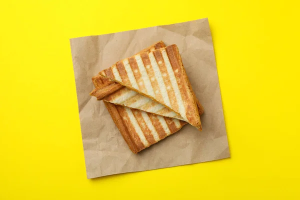 Papier Mit Gegrillten Sandwiches Auf Gelbem Hintergrund — Stockfoto