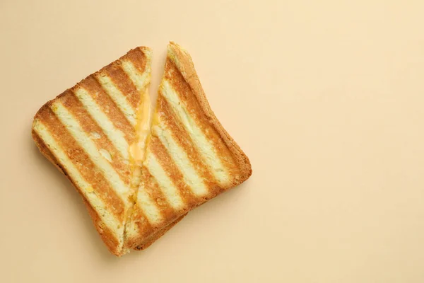 Смачний Бутерброд Грилі Бежевому Фоні Простір Тексту — стокове фото