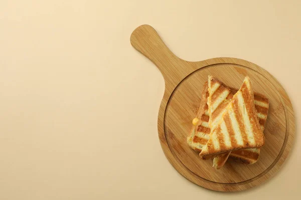 配带米色背景烤三明治的木板 — 图库照片