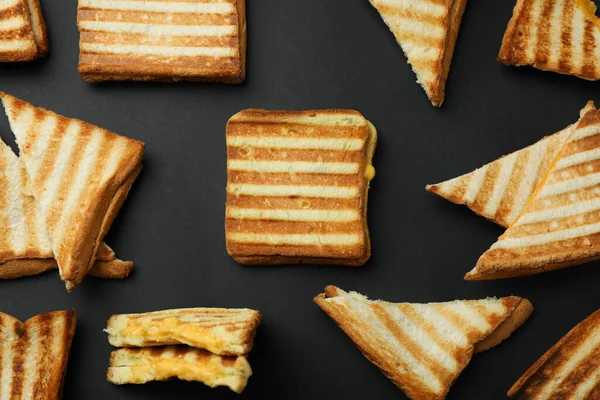 Вкусные Бутерброды Гриле Черном Фоне Вид Сверху — стоковое фото