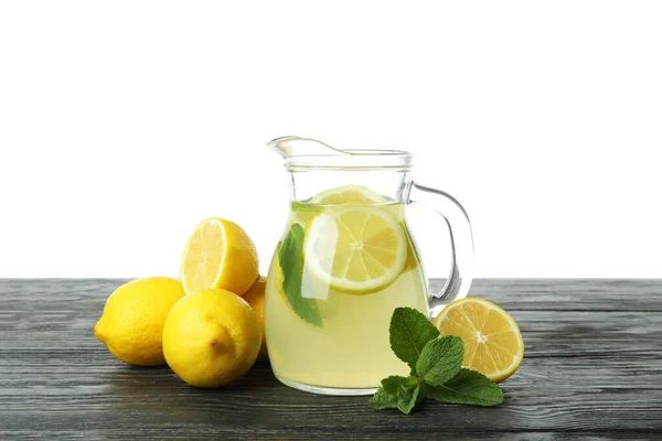 Egy Üveg Limonádé Asztalon Elszigetelt Fehér Alapon — Stock Fotó