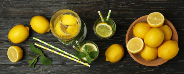 Concepto Bebida Fresca Verano Con Limonada Sobre Mesa Madera — Foto de Stock