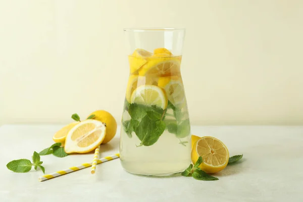 Egy Üveg Limonádé Citrom Szívószál Fehér Texturált Asztalon — Stock Fotó