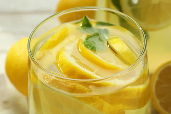Склянка Свіжого Лимонаду Скибочками Лимона Крупним Планом — стокове фото