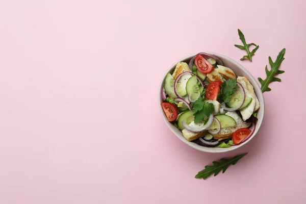 Salade Met Gegrilde Kip Roze Achtergrond — Stockfoto