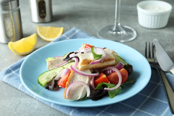 Conceito Saboroso Comer Com Salada Com Frango Grelhado Mesa Texturizada — Fotografia de Stock