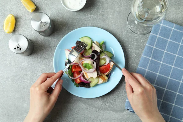 Gri Desenli Masada Izgara Tavuklu Salata Ile Lezzetli Yemek Kavramı — Stok fotoğraf