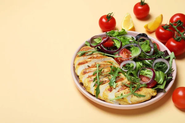 Salat Mit Gegrilltem Huhn Und Zutaten Auf Beigem Hintergrund — Stockfoto