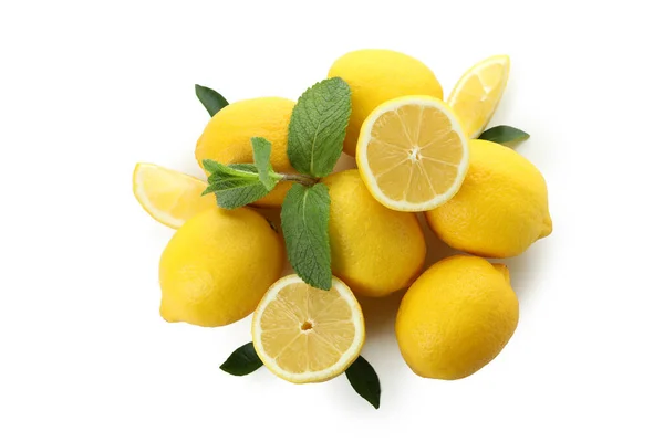 被白色背景隔离的一组柠檬 — 图库照片