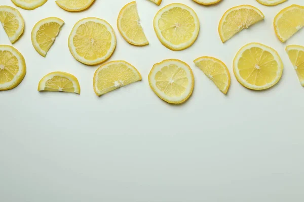 Tranches Citron Mûres Sur Fond Blanc Espace Pour Texte — Photo