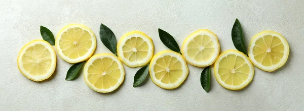 Zitronenscheiben Und Blätter Auf Weißem Strukturiertem Hintergrund Draufsicht — Stockfoto