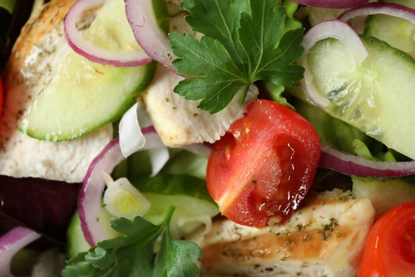 Ensalada Sabrosa Con Pollo Parrilla Cerca —  Fotos de Stock