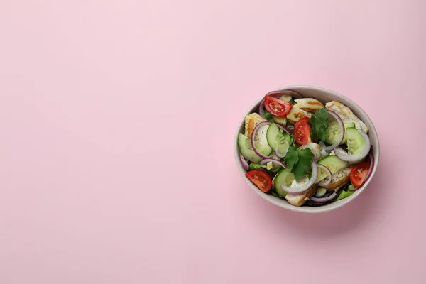 Saláta Grillezett Csirkével Rózsaszín Alapon — Stock Fotó