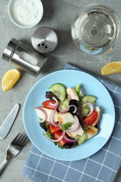 Konzept Des Leckeren Essens Mit Salat Mit Gegrilltem Huhn Auf — Stockfoto