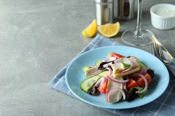 Conceito Saboroso Comer Com Salada Com Frango Grelhado Mesa Texturizada — Fotografia de Stock