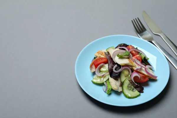 Conceito Saboroso Comer Com Salada Com Frango Grelhado Fundo Cinza — Fotografia de Stock