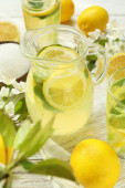 Koncept čerstvého letního nápoje s limonádou na bílém dřevěném stole