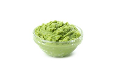 Beyaz arkaplanda yalıtılmış wasabi 'li kase